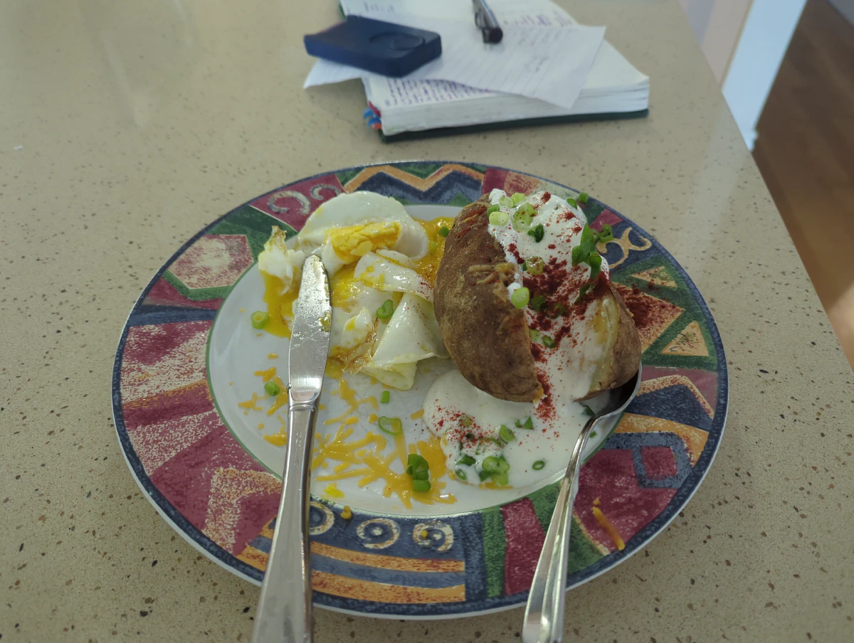 Baked potato with eggs.